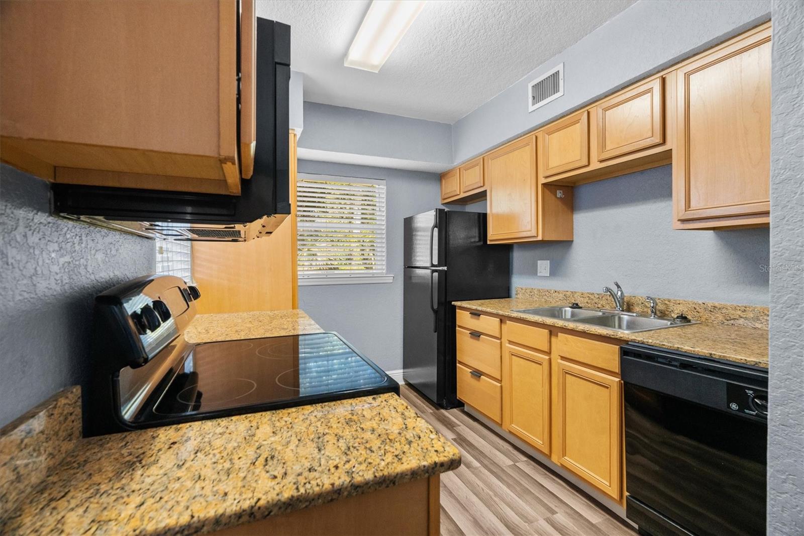 HAMPSHIRE/LK IVANHOE CONDO - Residential