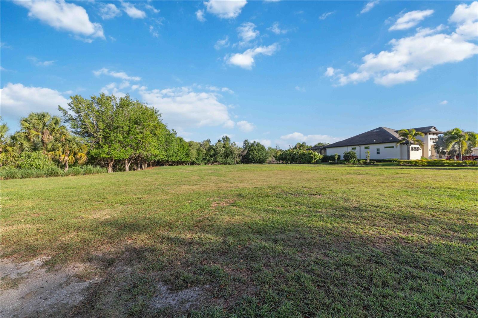 FOUNDERS CLUB - Land