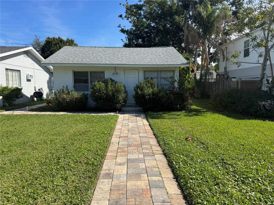 Cute bungalow in the heart of Gulfport!! Quiet neighborhood yet walkable to downtown Gulfport!
Updated kitchen and flooring.Brand new Washer/Dryer combo unit. Plenty of parking.
Pet Friendly