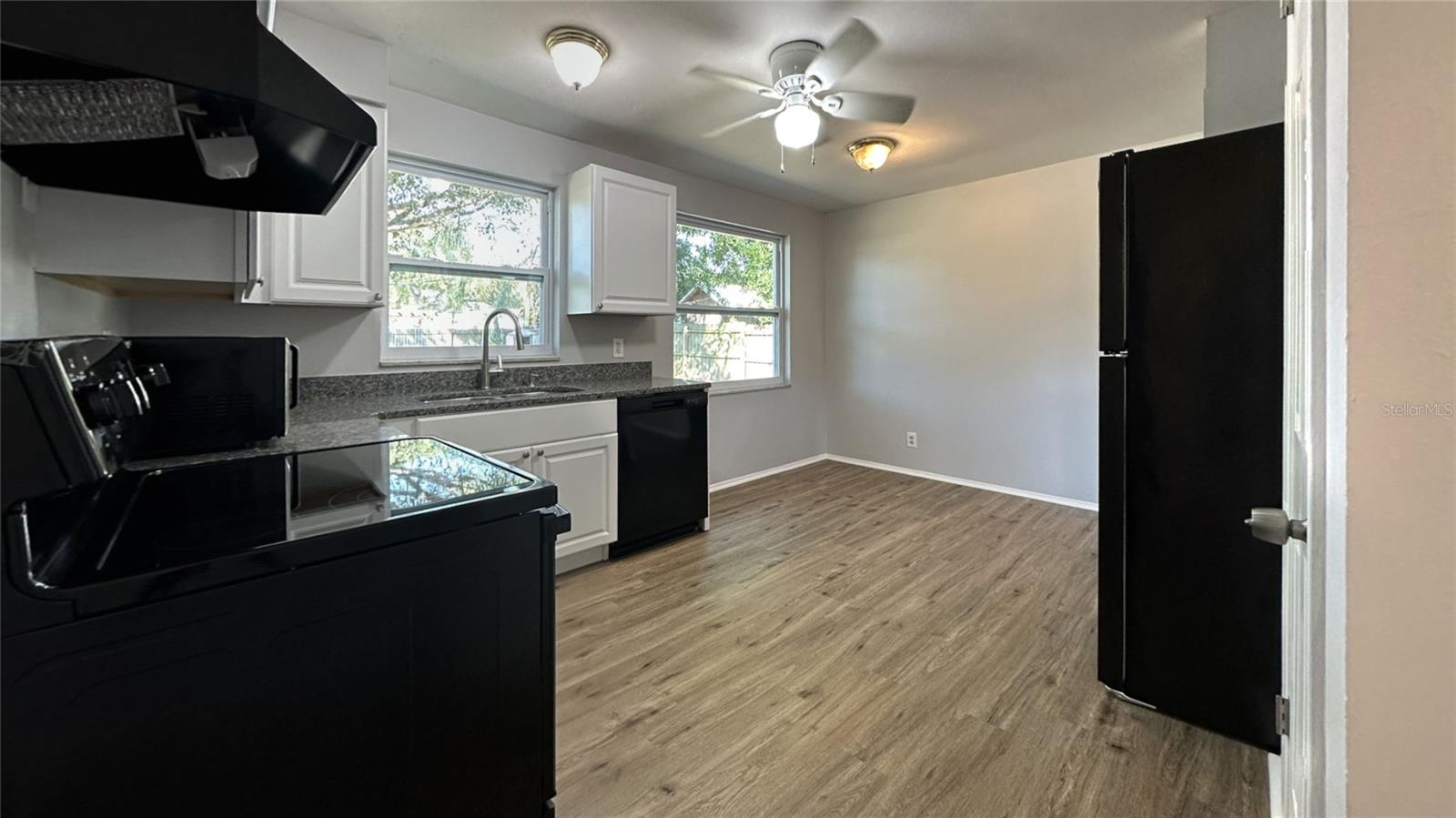 PARADISE PARK MANOR - Residential