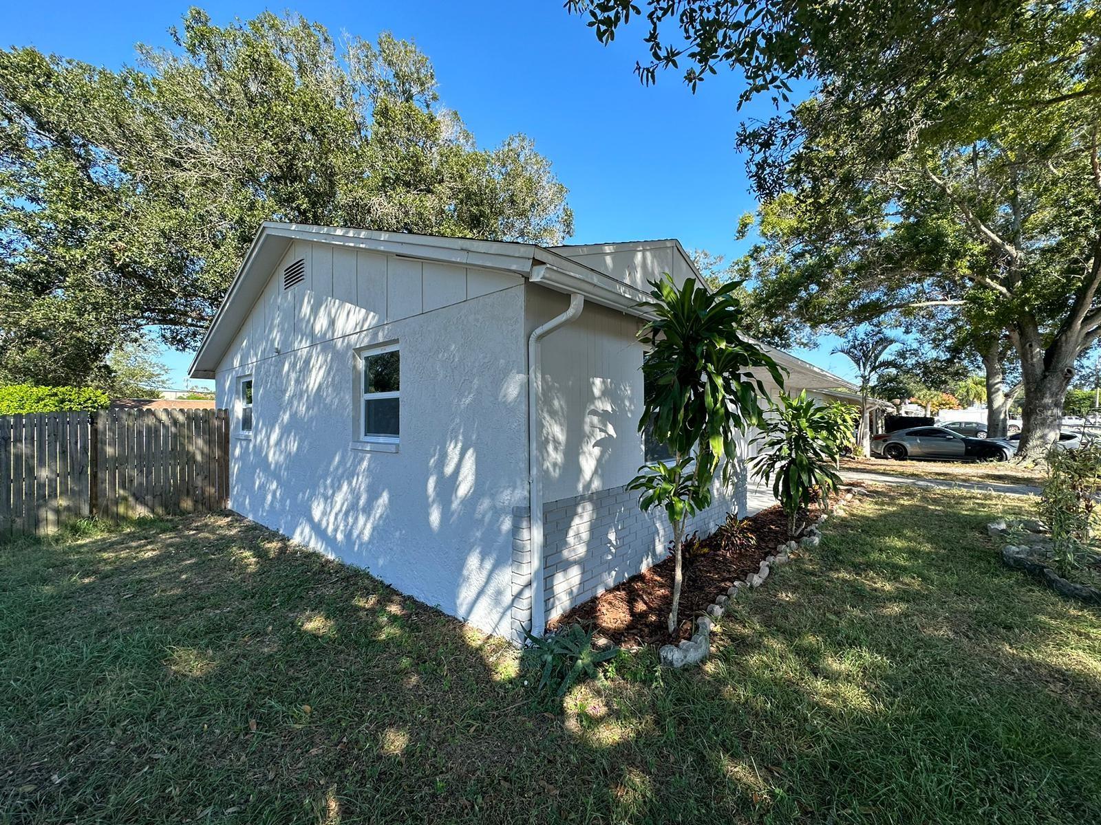 PARADISE PARK MANOR - Residential