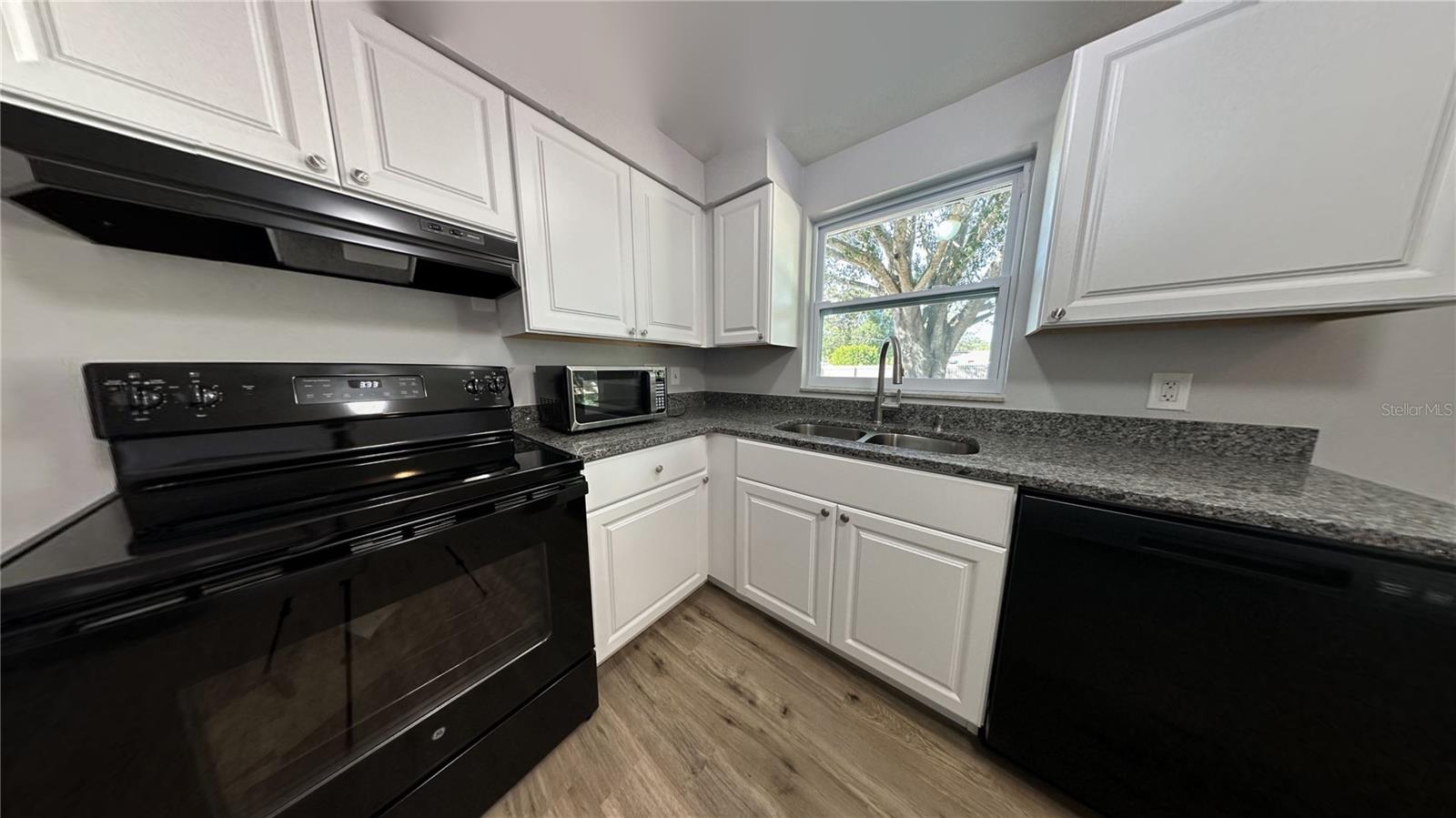 PARADISE PARK MANOR - Residential