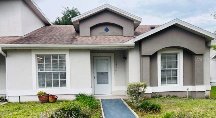 Beautiful townhouse in a prime Orlando location—ideal for families or investors. Enjoy modern spaces, an open-concept design, and excellent natural lighting. Located just minutes from supermarkets like Publix and Walmart, as well as restaurants, schools, and Orlando's major attractions. A perfect blend of comfort, convenience, and lifestyle in the heart of Orlando.