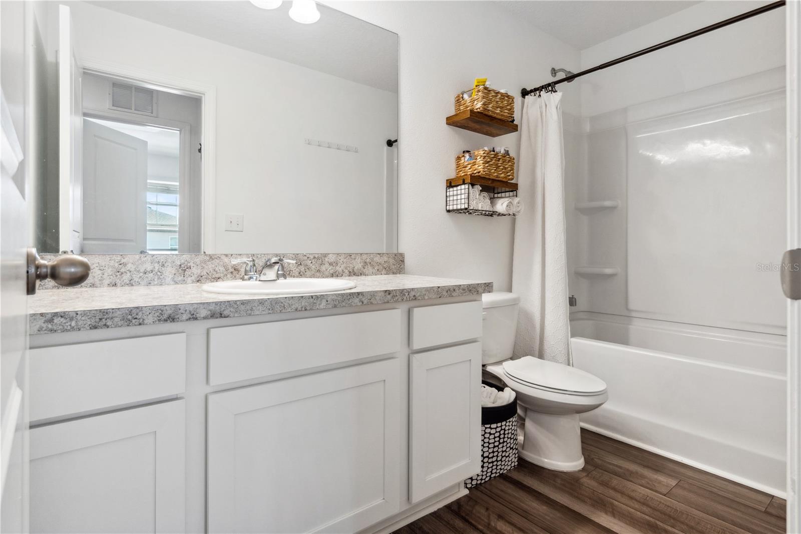 DUG CRK TWNHMS - Residential Lease