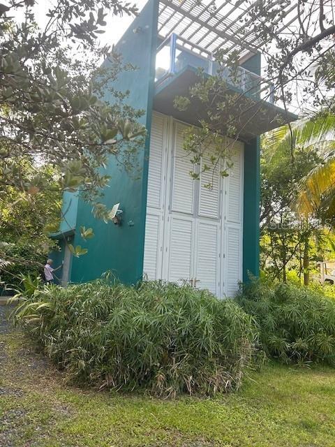 DESIGNED BY RENOWNED ARCHITECT CARLOS BETANCOURT, AWARD-WINNING DESIGN EXCELLENCE. ARCHITECTURAL ELEGANCE AND CARIBBEAN CHARM. LIVING, DINING, AND KITCHEN INTEGRATED IN A FUNCTIONAL DESIGN. PRIVATE TERRACE WITH JACUZZI. THIS ARCHITECTURAL GEM OFFERS PRIVACY AND AN EXCEPTIONAL LOCATION, 1 MINUTE FROM THE BEACH. 1,290 SQUARE METERS AND 984 SQUARE FEET. THREE LEVELS.