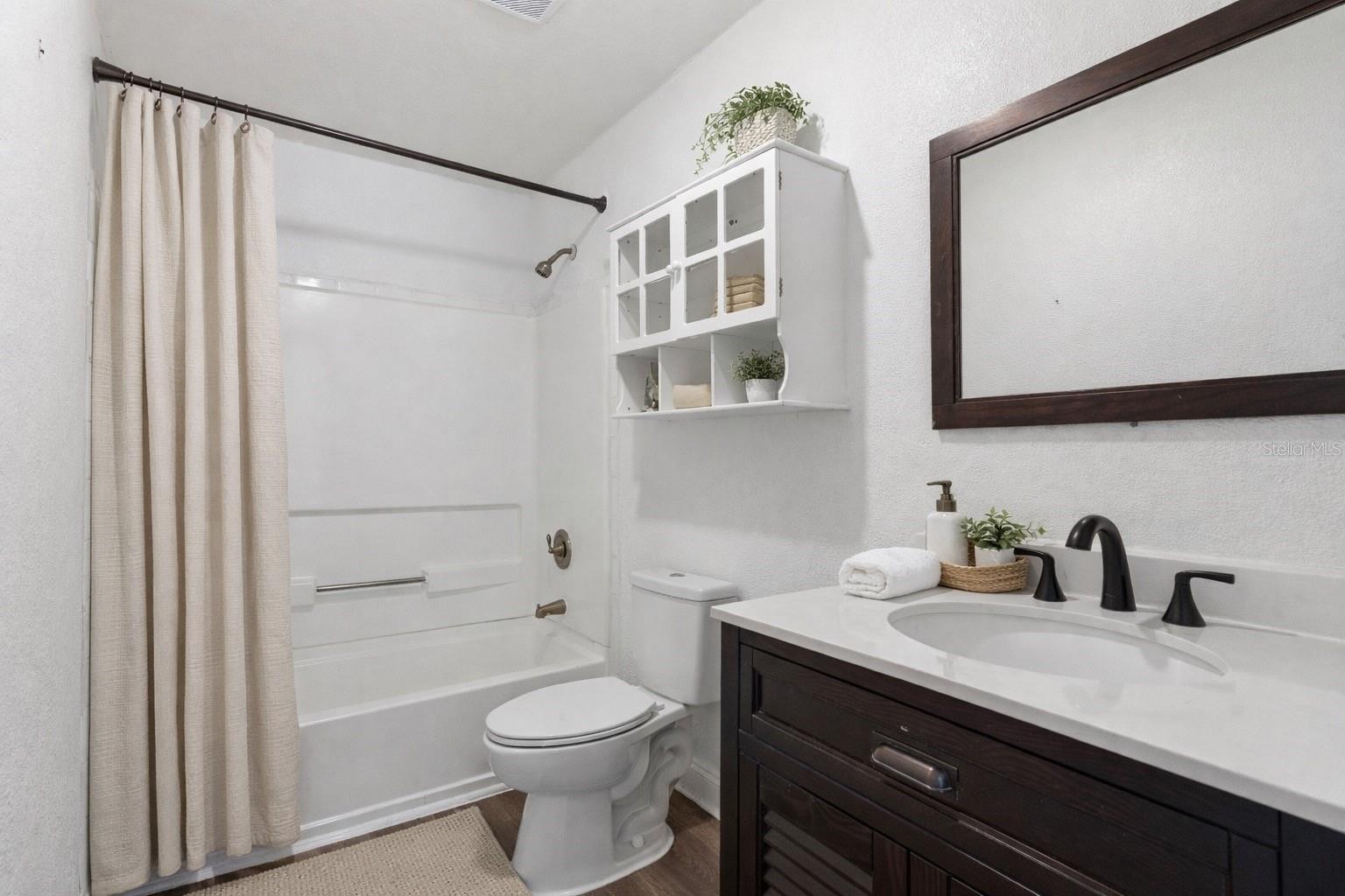 1104 E ALSOBROOK STREET