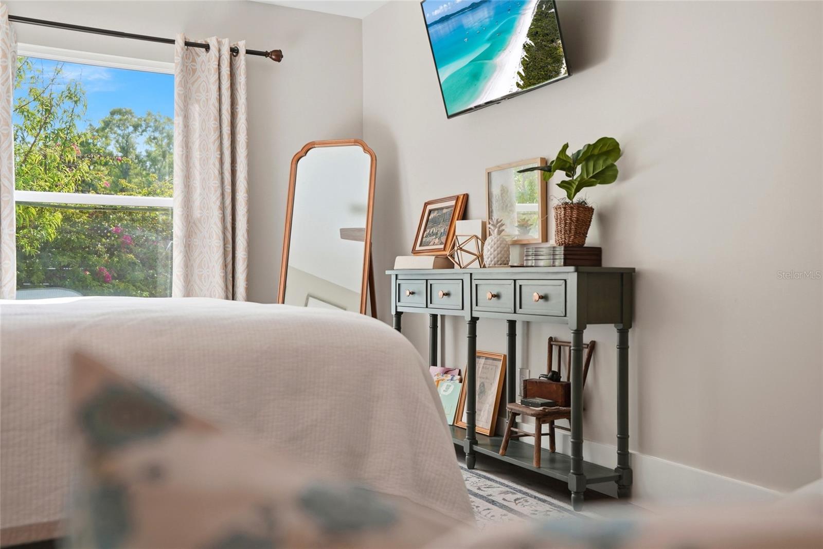 TROPICAL PINES - Residential