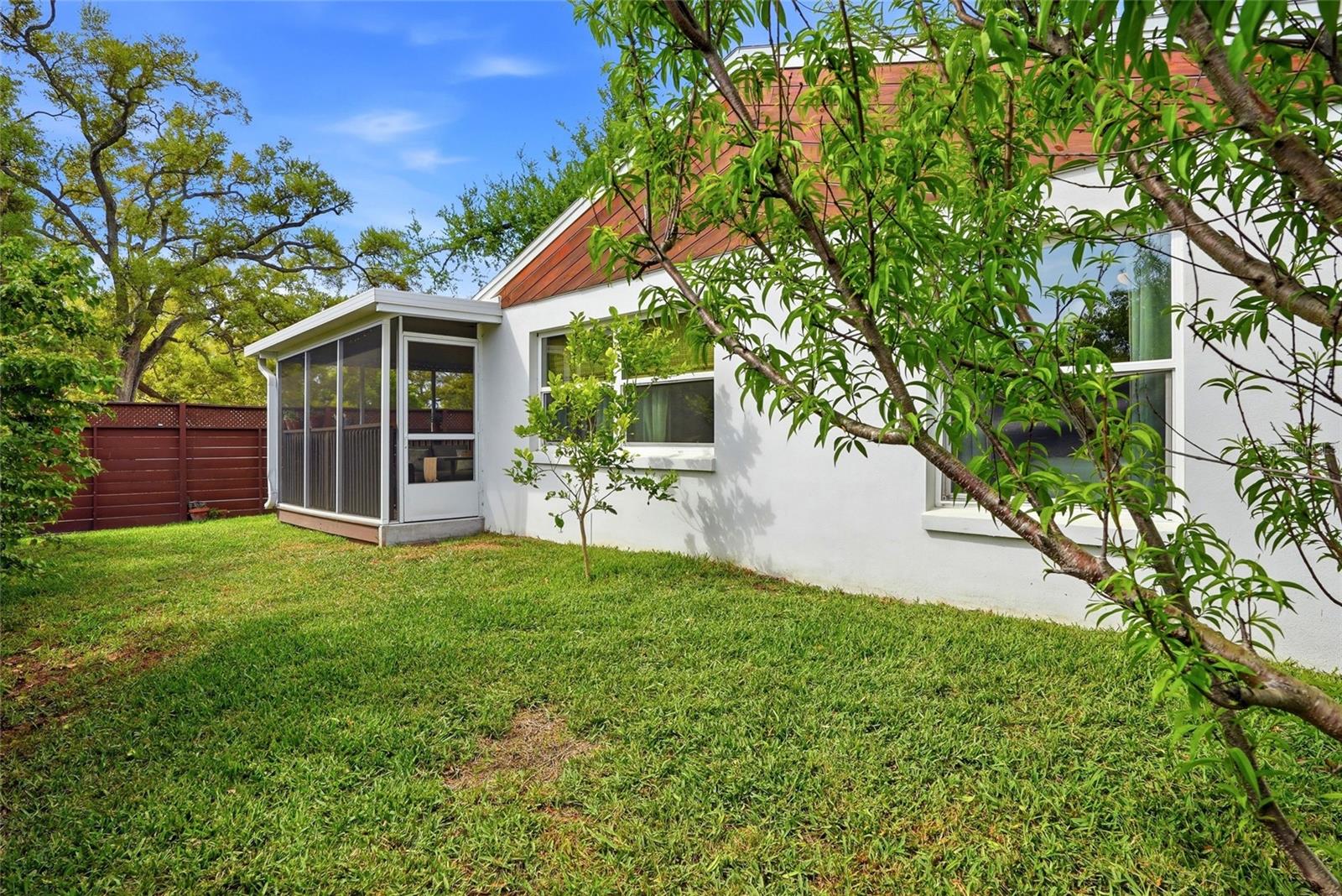 TROPICAL PINES - Residential