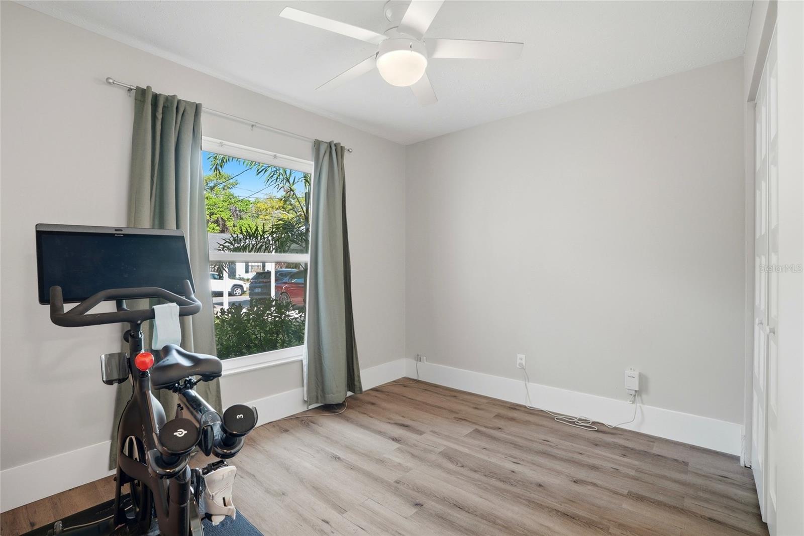 TROPICAL PINES - Residential