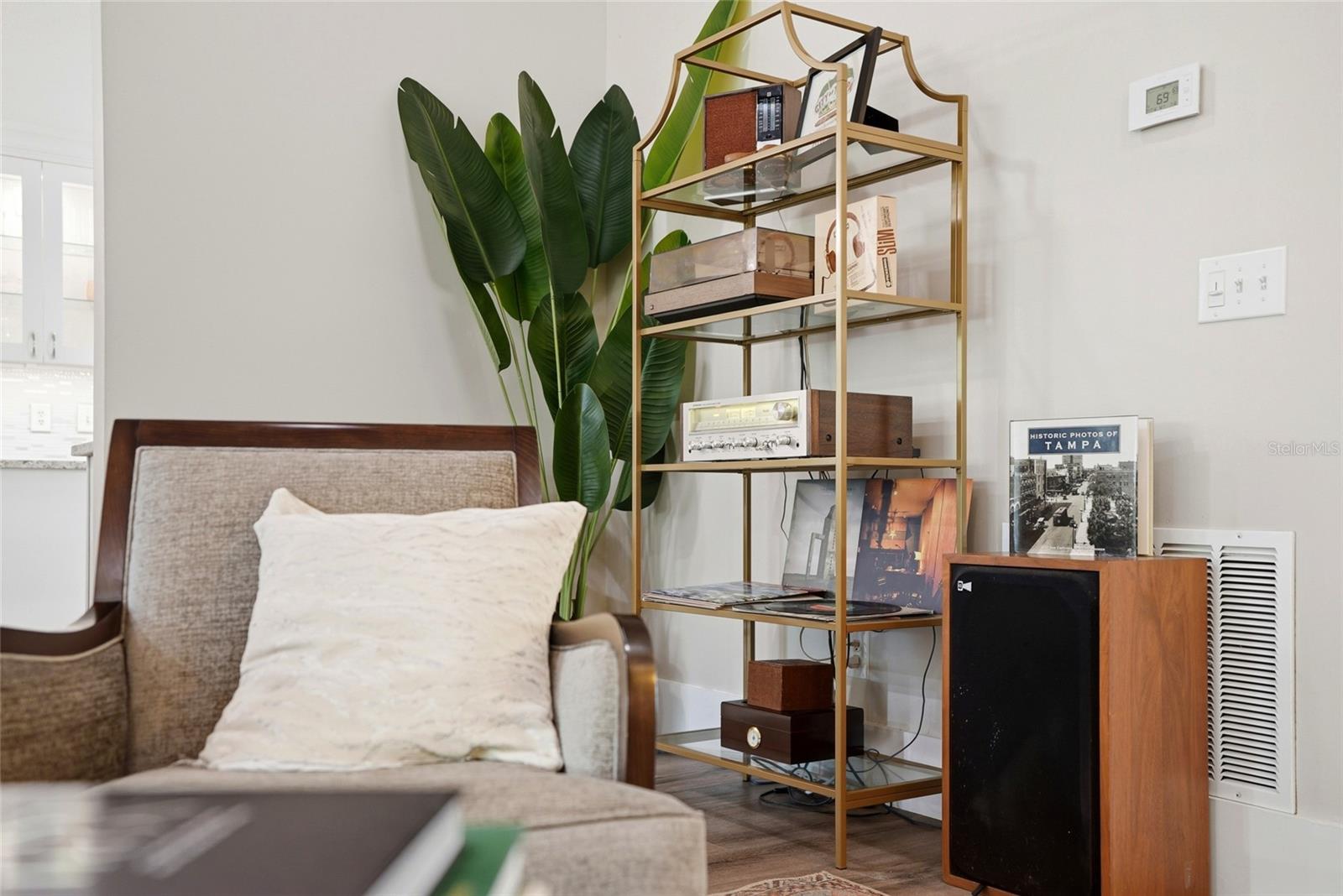 TROPICAL PINES - Residential