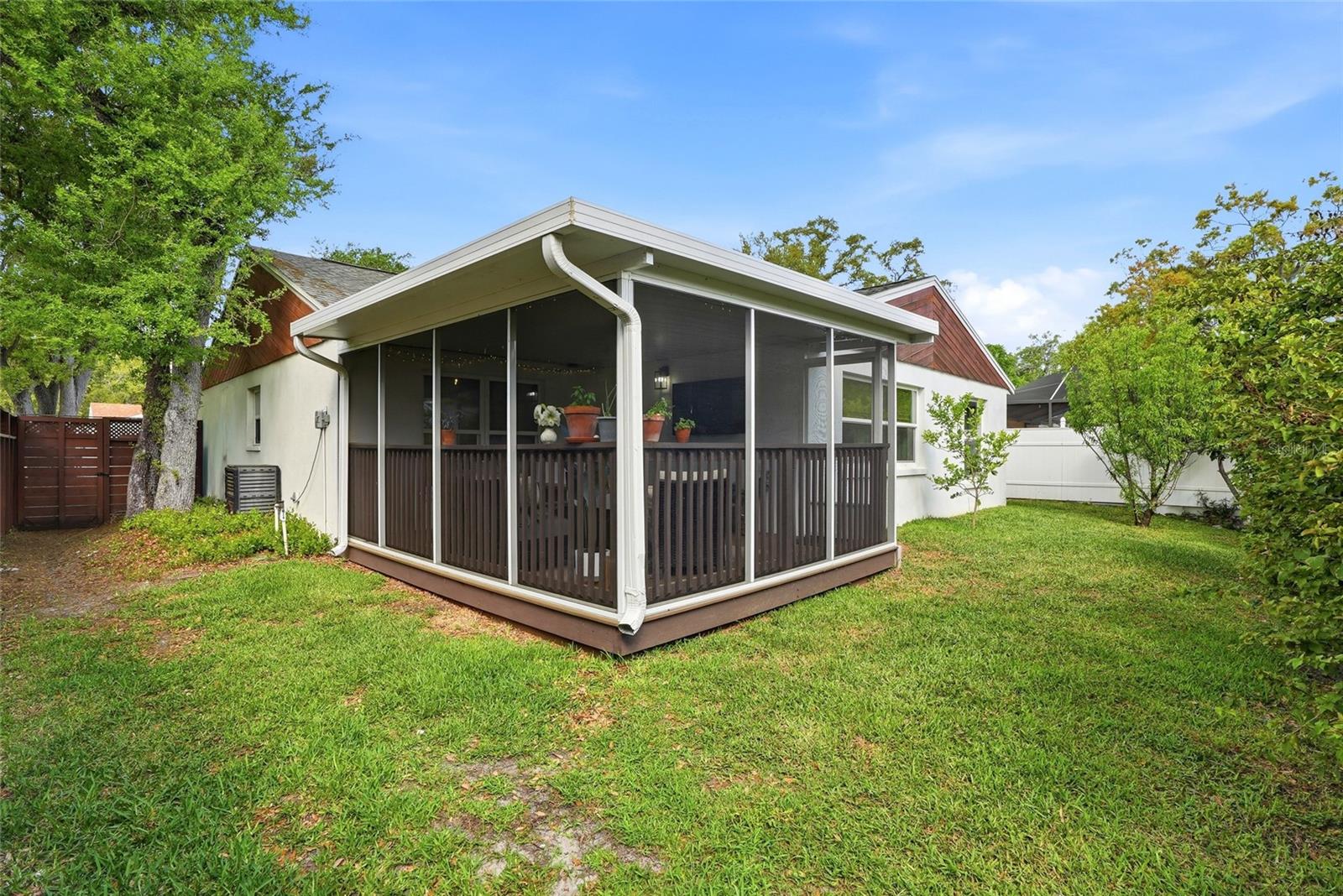 TROPICAL PINES - Residential