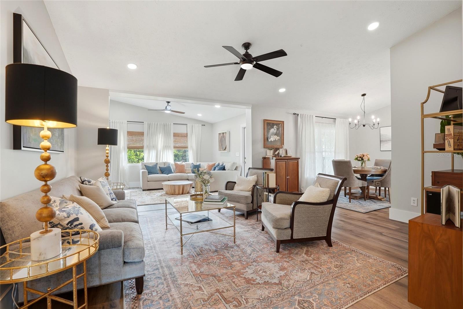 TROPICAL PINES - Residential