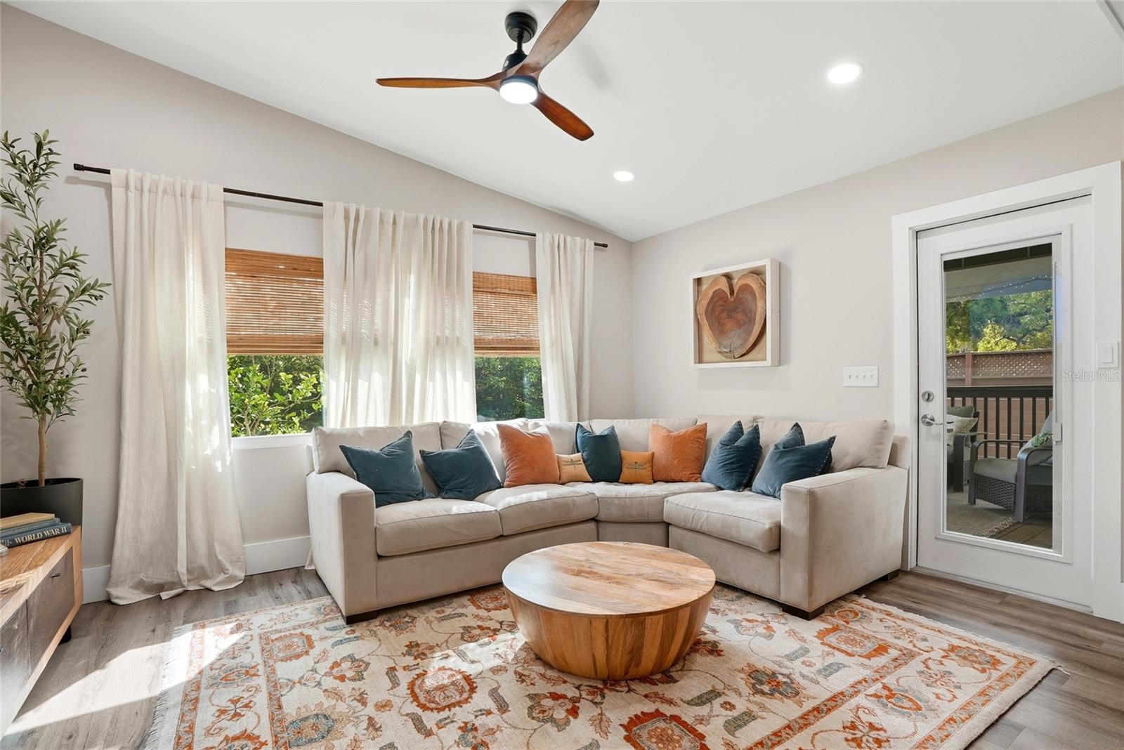 TROPICAL PINES - Residential