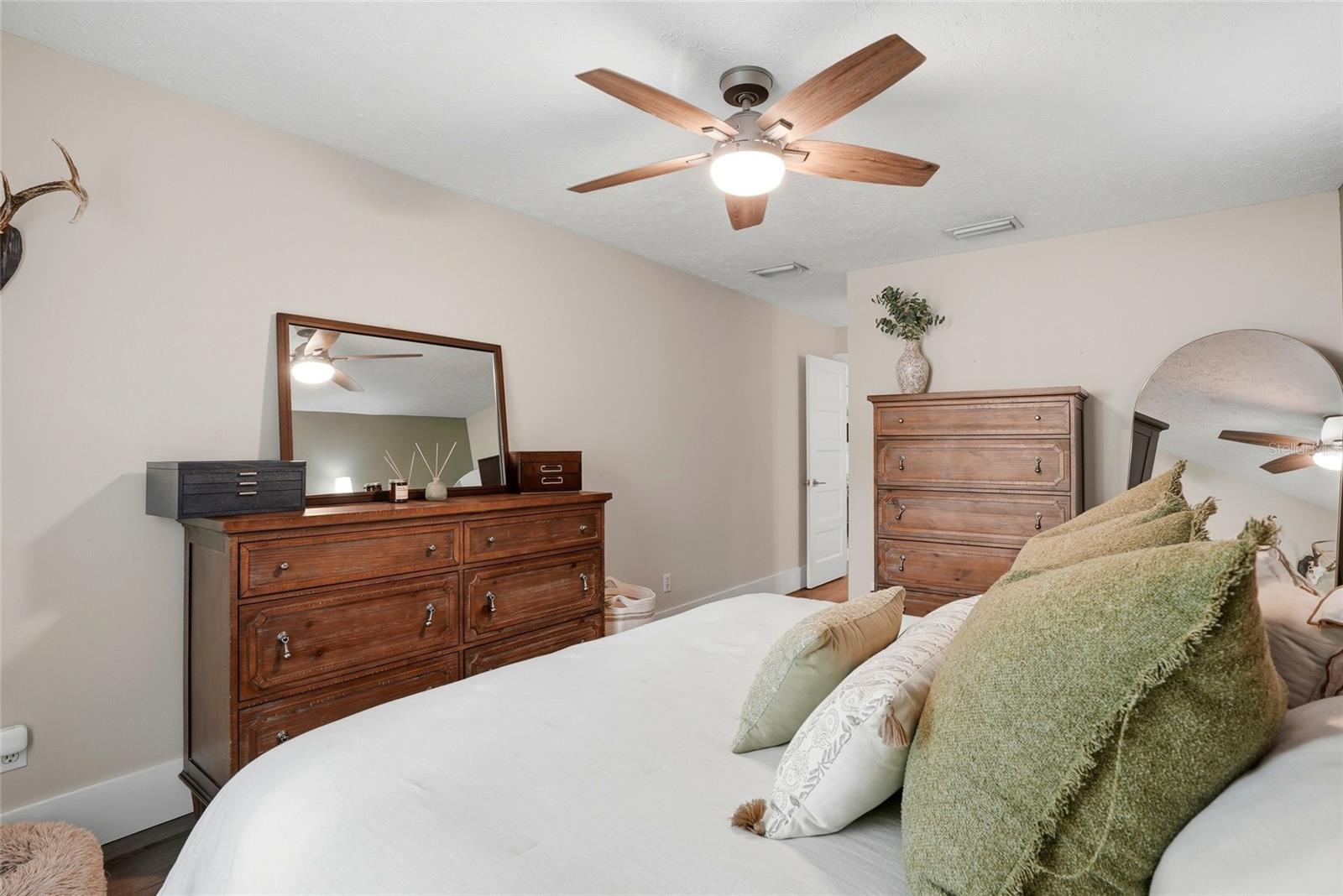 TROPICAL PINES - Residential