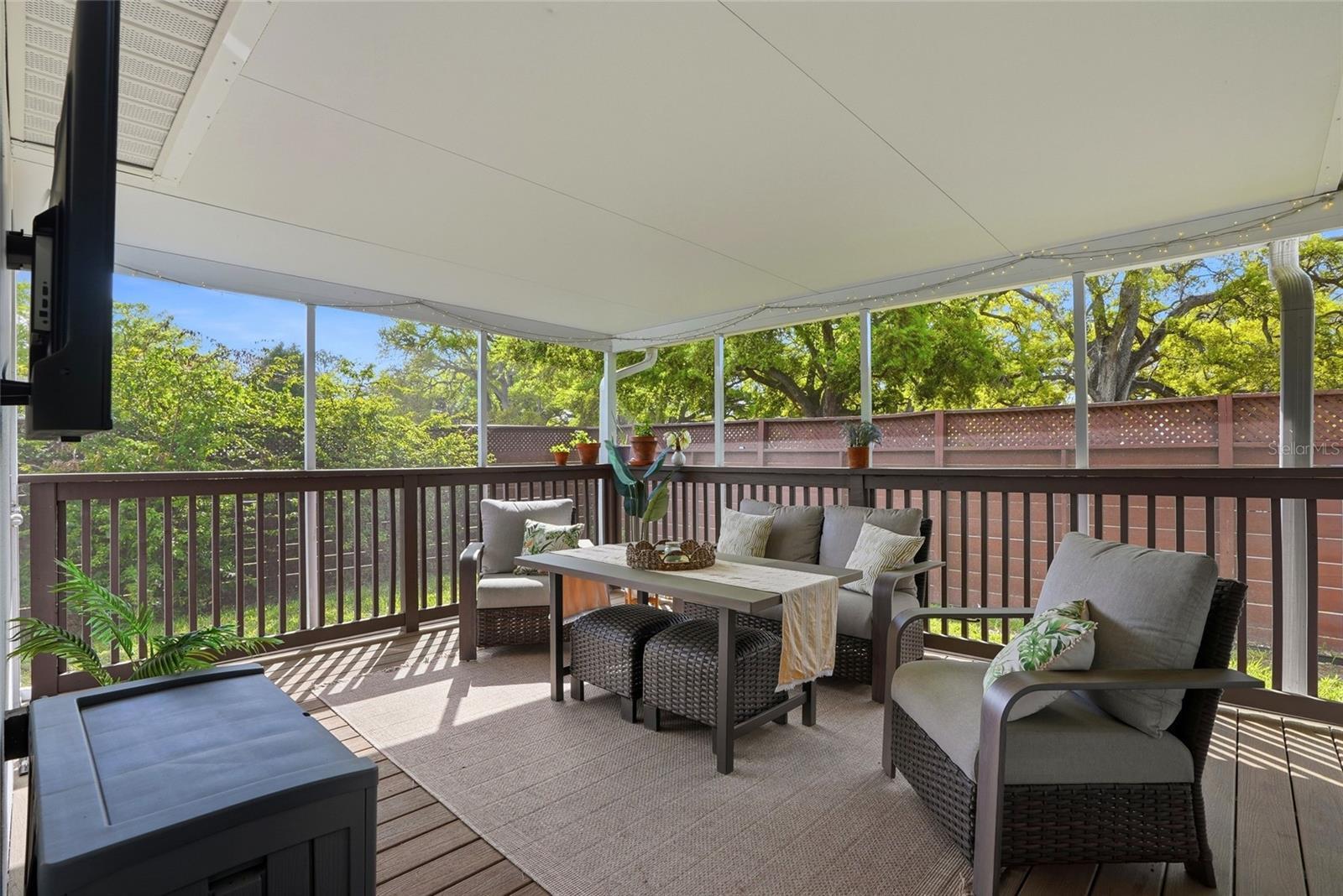 TROPICAL PINES - Residential