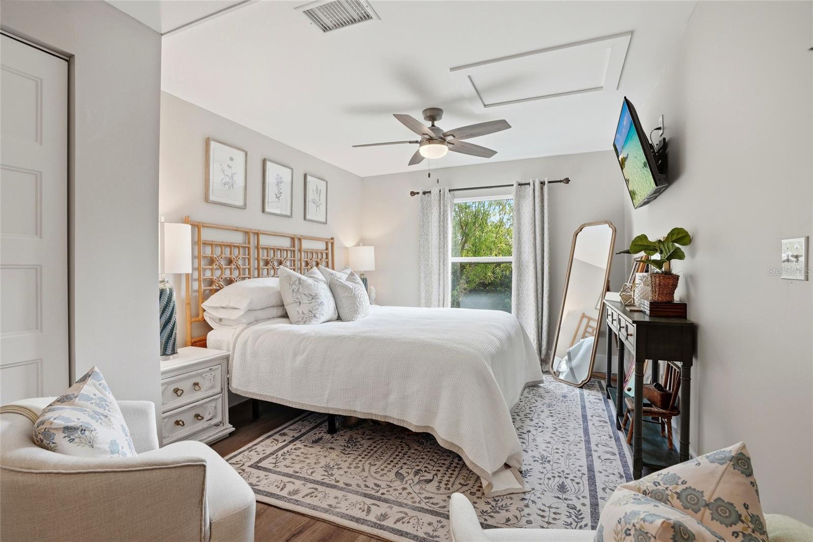 TROPICAL PINES - Residential