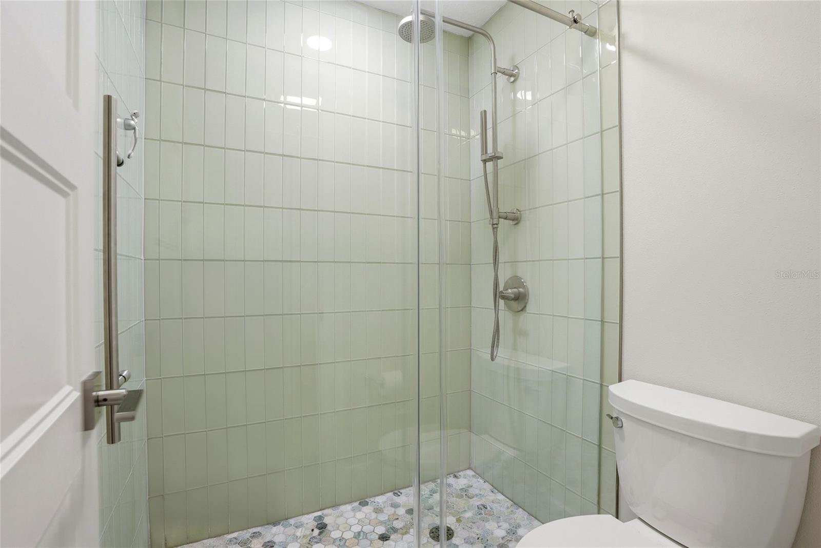 TROPICAL PINES - Residential