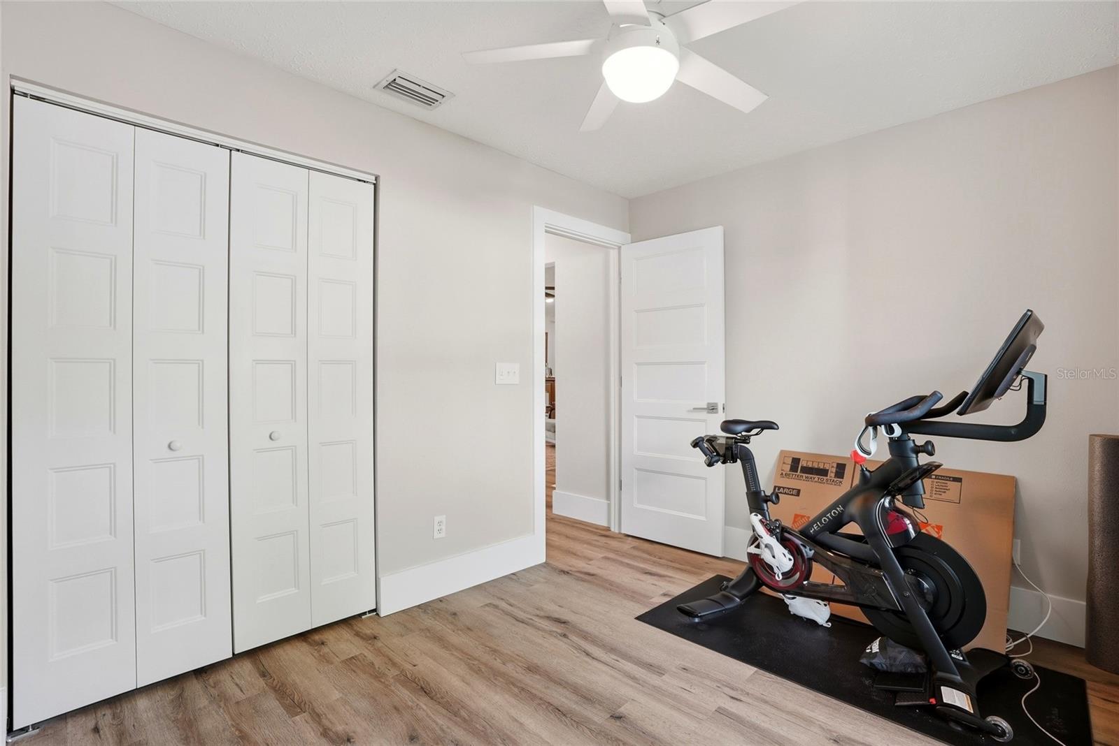 TROPICAL PINES - Residential