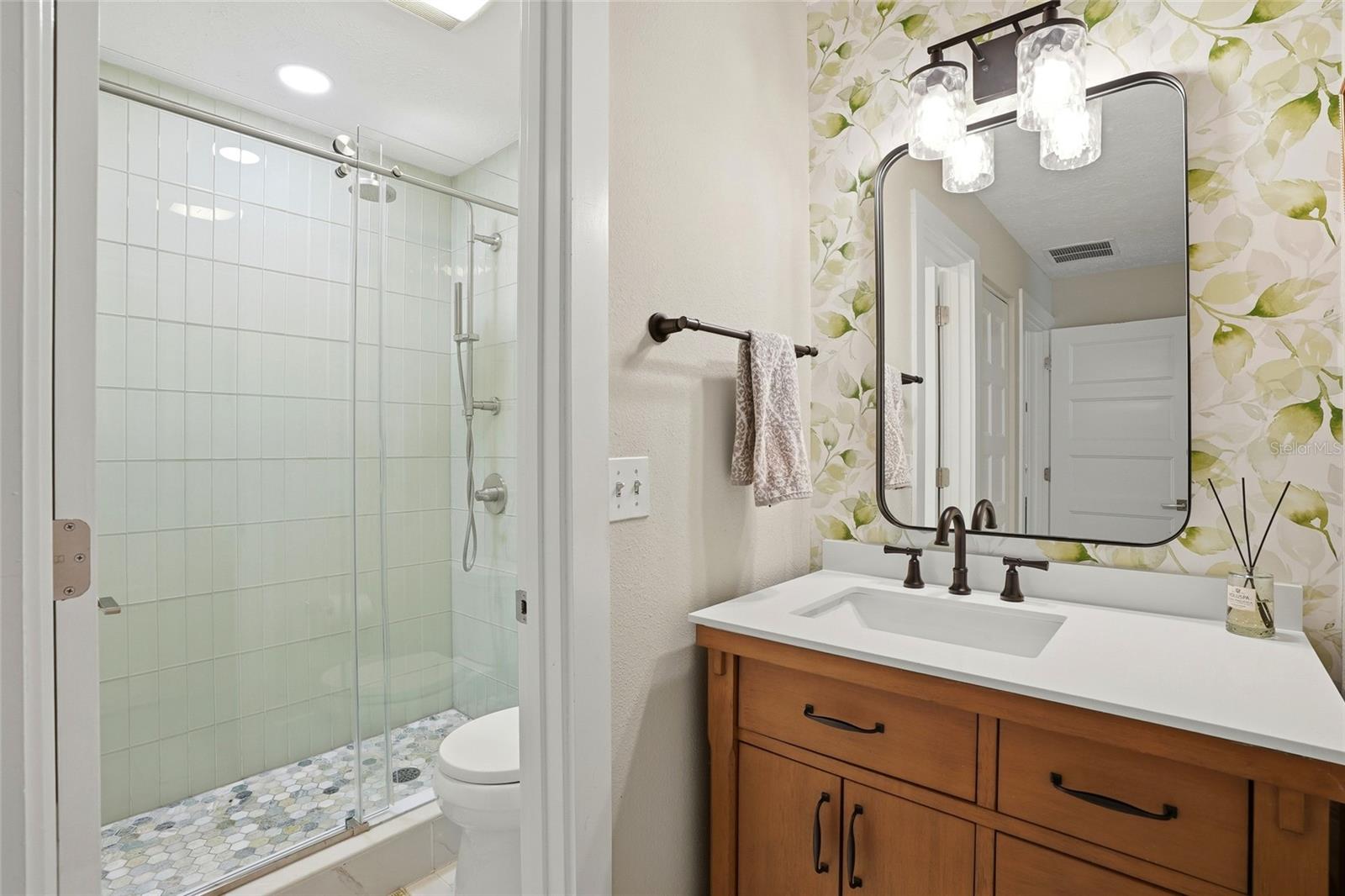 TROPICAL PINES - Residential