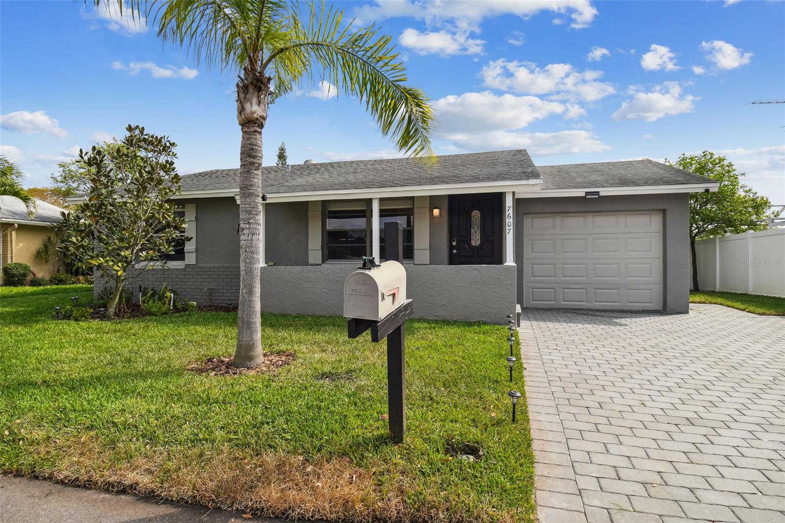 7607 WOODLAND OAKS COURT