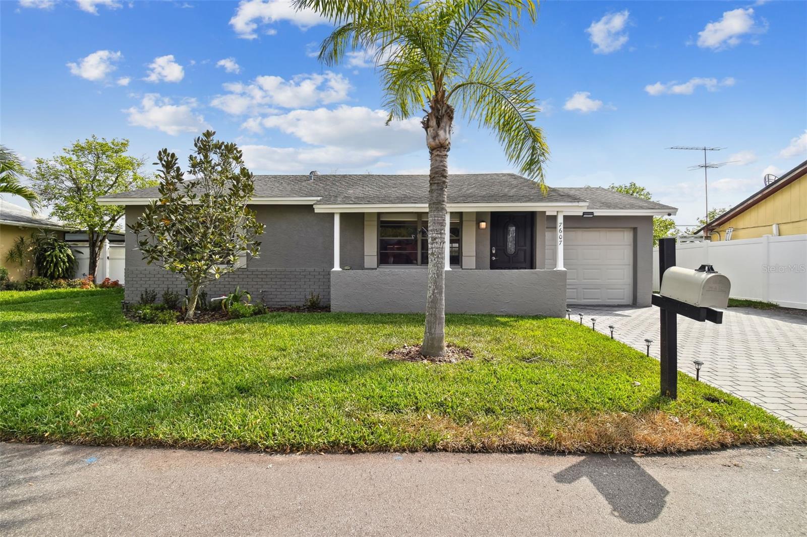 7607 WOODLAND OAKS COURT
