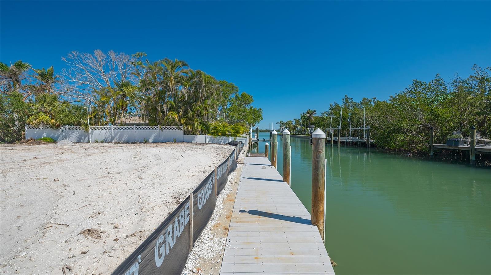 SLEEPY LAGOON PARK - Land