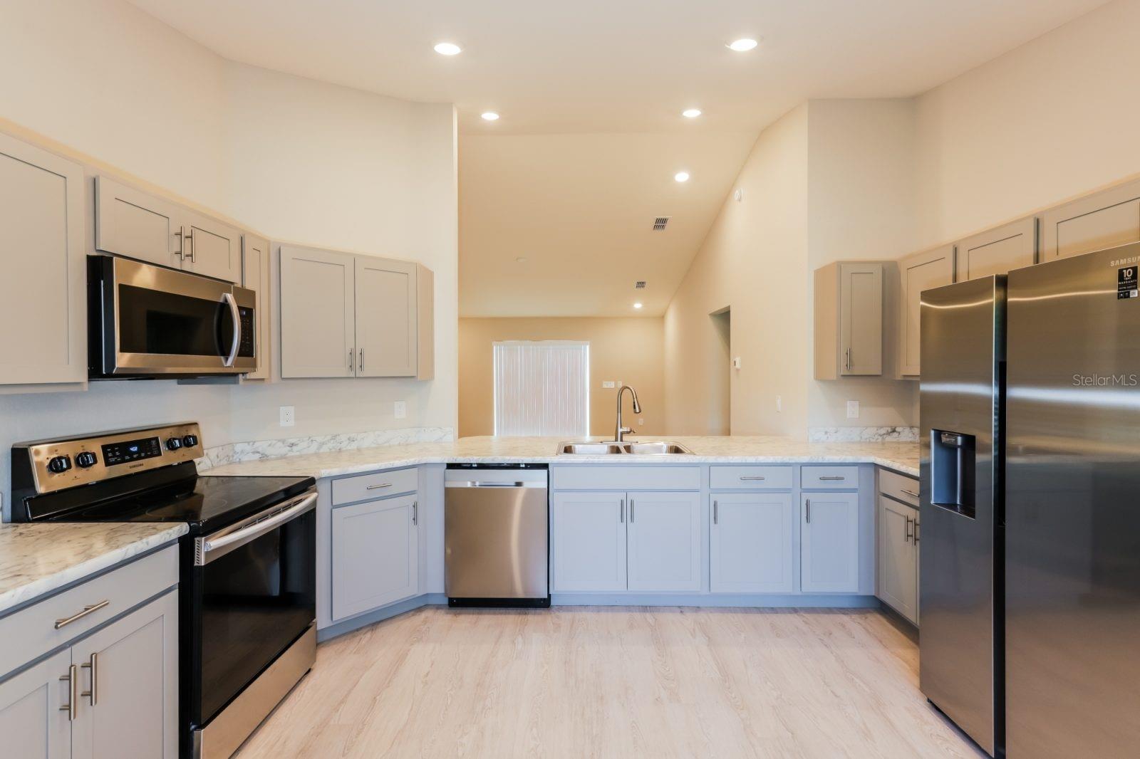 LANDINGS/EAGLE LAKE - Residential Lease