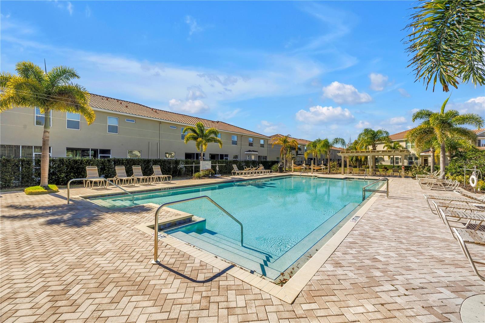 COLONNADE - Residential