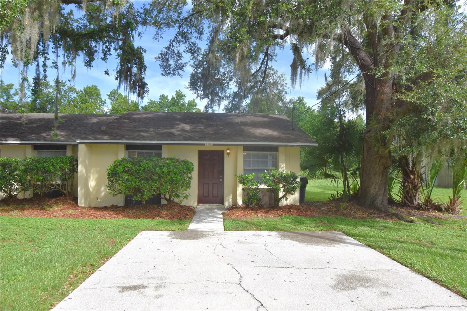 One or more photo(s) has been virtually staged. Check out this 2 bedroom 1.5 bath 1/2 Duplex. This home has just be refreshed with new interior paint. Tile flooring throughout the home (no carpeting), Eat in nook in kitchen, spacious living room dining room combo. Primary bedroom has ensuite 1/2 bathroom. Great location just minutes to Polk Parkway/ I4. Washer and dryer connection in storage room behind come. Open lanai. George Jenkins school district. Administration Fee:
Upon approval tenants will be subject to a $250 one-time administration fee.
***This property is proud to offer deposit-free living to qualified renters through Obligo! We understand that moving costs can add up, so we want to extend financial flexibility to our residents.***
Resident Benefit Package (Included in rental amount):
-Bi-monthly A/C Filter Delivery
-$100,000 Tenant Liability Insurance/ $10,000 Content Coverage
-Identity Protection
-Credit building (All Credit Bureaus)
-Piñata Tenant Rewards Program
-Tenant Portal Access: Online payments & submission of maintenance requests
-24 Hour Emergency Maintenance Hotline
-Pest control