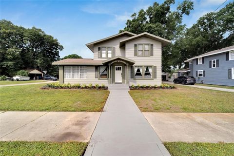 A home in PLANT CITY