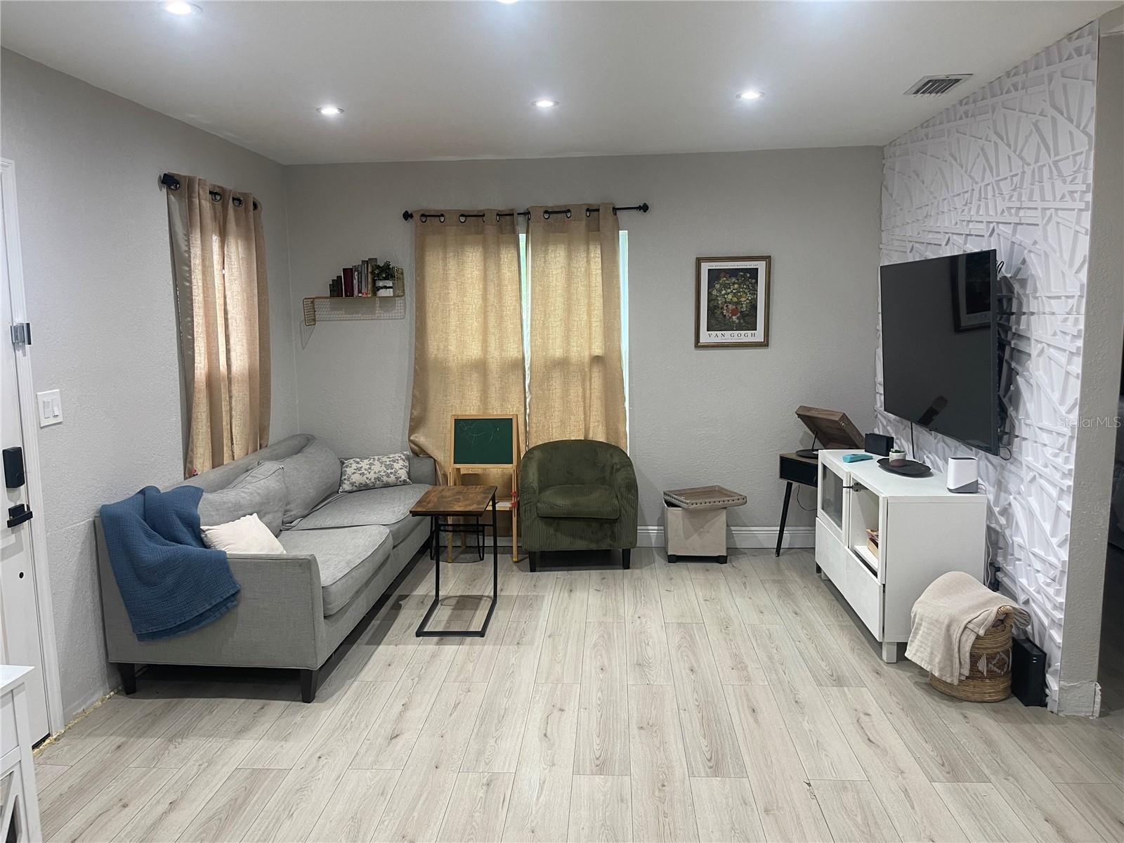 ROSLYN HOMES - Residential