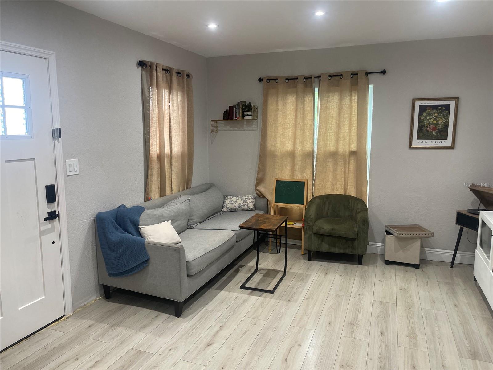 ROSLYN HOMES - Residential
