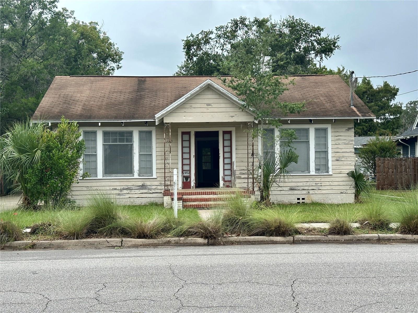 Calling INVESTORS! Charming 2/1 Home in Prime Leesburg Location!
This well-located 2-bedroom, 1-bathroom home is perfectly situated near the Venetian Gardens, Leesburg Trail, and Rogers Park, offering a lifestyle filled with outdoor recreation and convenience. Just steps away from Leesburg Recreation & Parks, this property is ideal for active individuals and families alike.
Enjoy easy access to major amenities — you're just minutes from Leesburg Hospital, Beacon College, and the vibrant downtown area. Whether you're looking for a smart investment, a rental opportunity, or a cozy home for yourself, this property has it all.
Highlights:
Prime location near parks, trails, and recreational facilities
Sidewalks throughout the neighborhood for walking and biking
Quick access to medical facilities and higher education
Great potential as a rental or investment property
Don't miss this opportunity to own a home in one of Leesburg’s most convenient and recreation-rich areas!