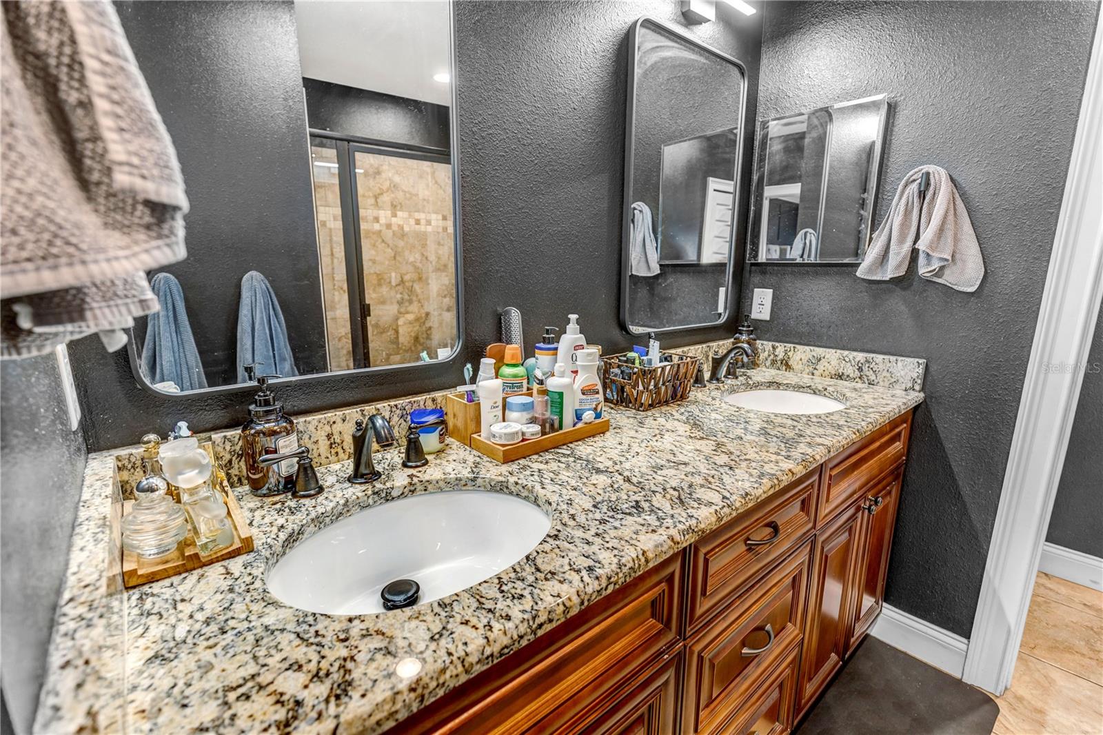 RATTLESNAKE POINTE - Residential