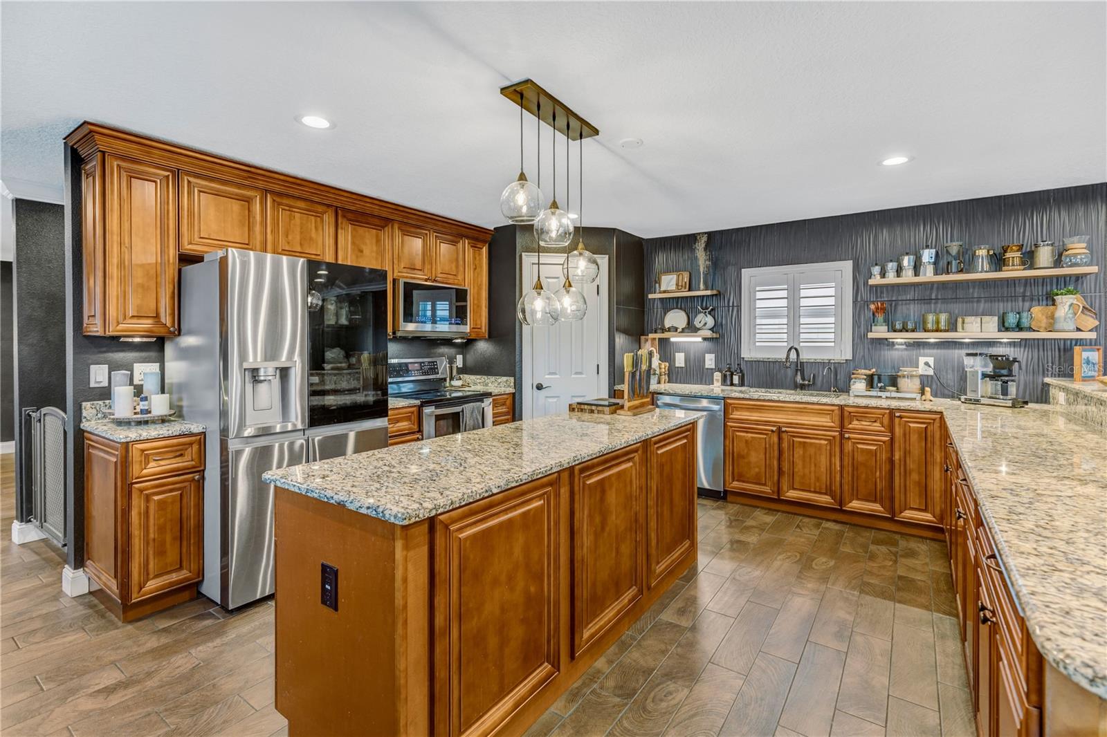RATTLESNAKE POINTE - Residential