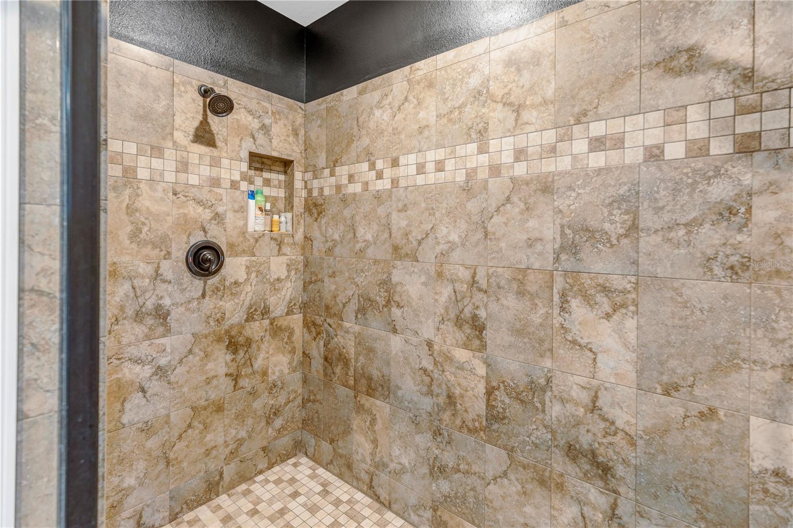 RATTLESNAKE POINTE - Residential