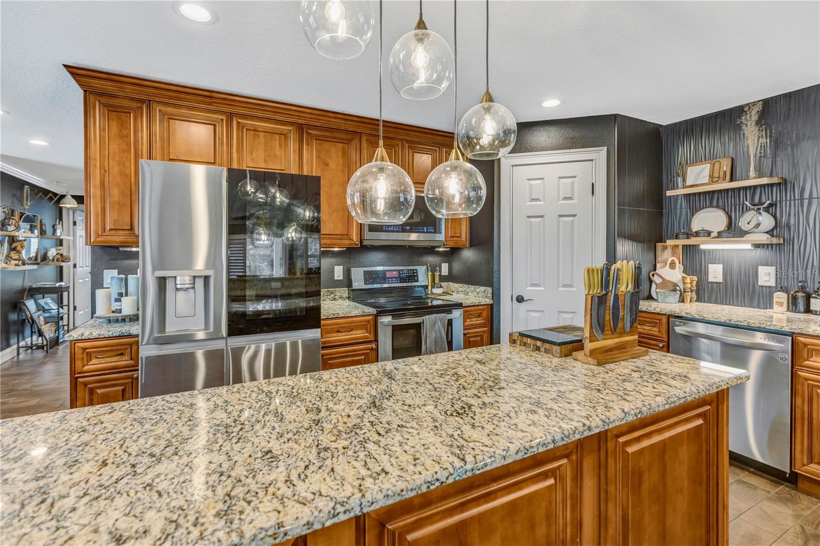 RATTLESNAKE POINTE - Residential