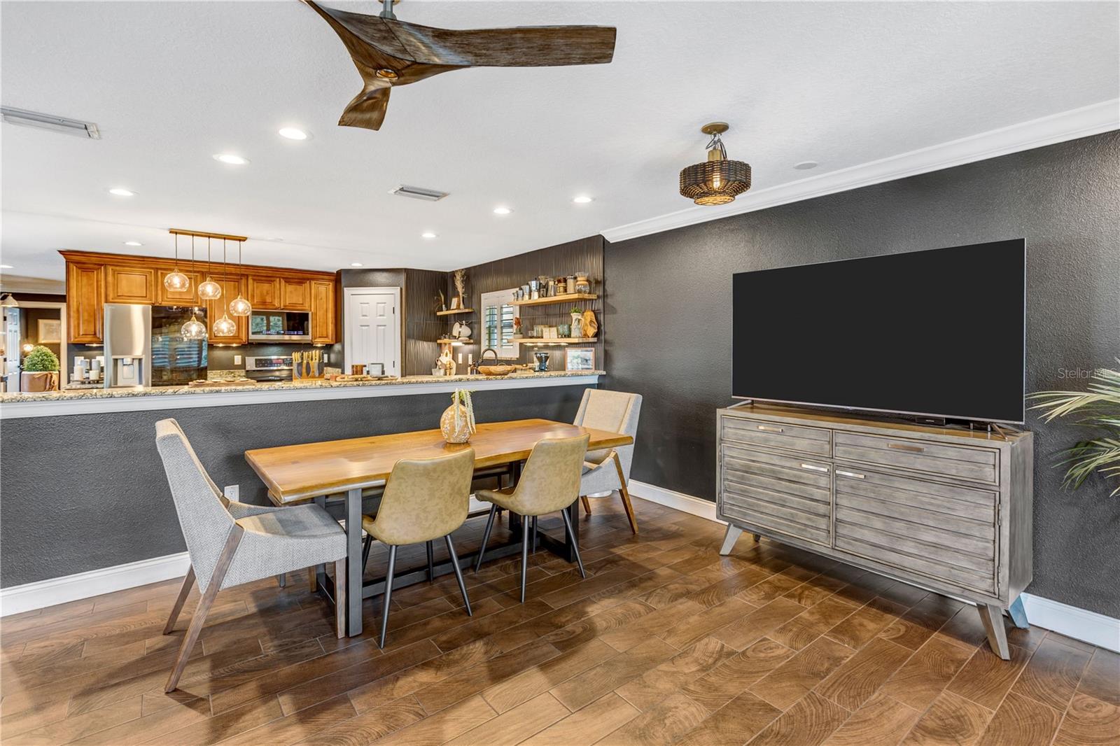 RATTLESNAKE POINTE - Residential