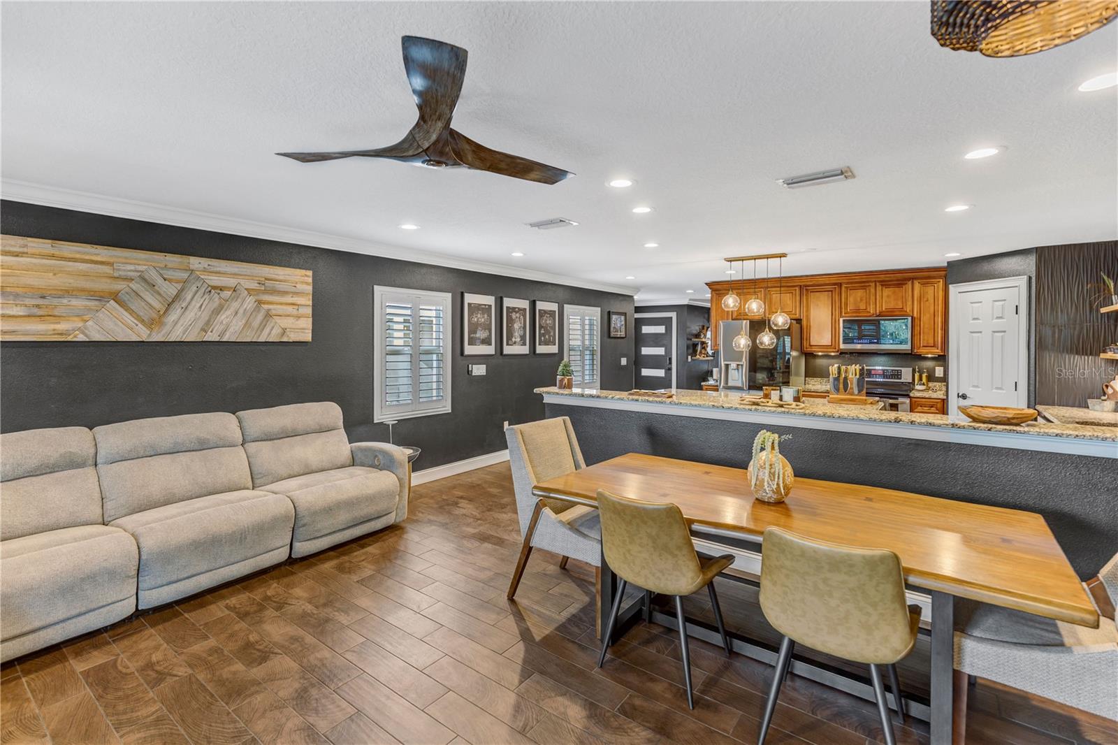 RATTLESNAKE POINTE - Residential