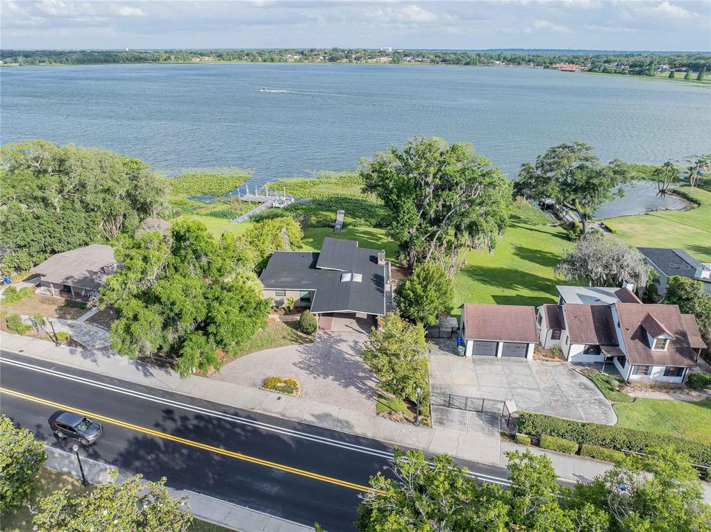Photo of 7 Lake Hollingsworth Drive, Lakeland, FL 33803 (MLS # L4961462)