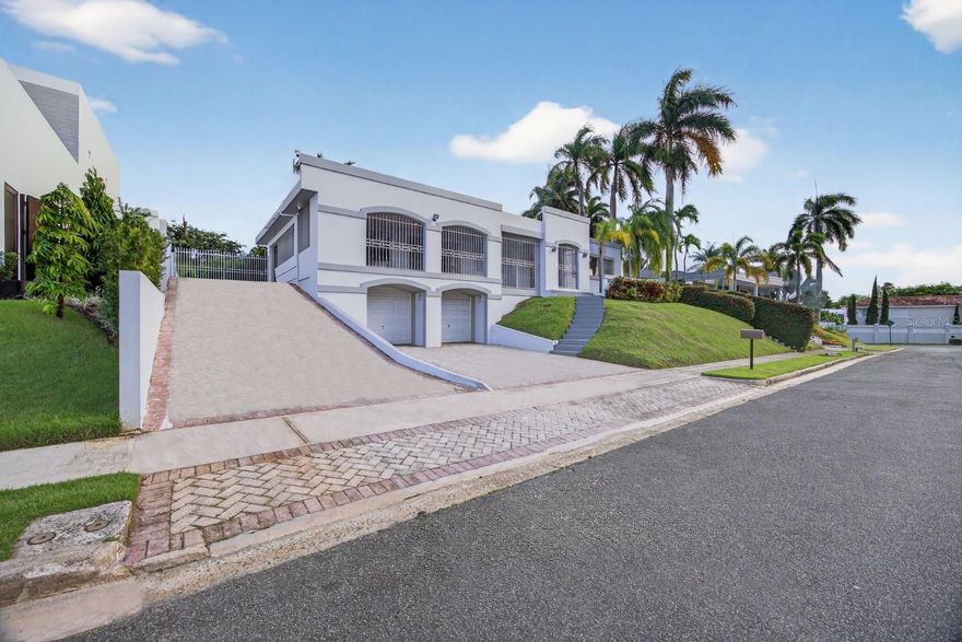 One or more photo(s) has been virtually staged. Perfect for those seeking to transform a property into a truly unique residence, this gem in one of the most exclusive communities of the metropolitan area offers an unmatched combination of location, spaciousness, and privacy. With the ideal space to design every detail to your style, this house has the potential to become an impressive urban oasis, tailored to your vision and lifestyle.