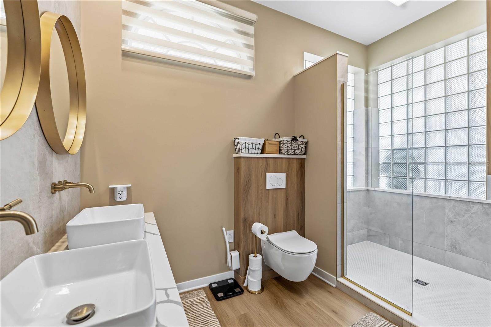 HAMLETS GROVE - Residential