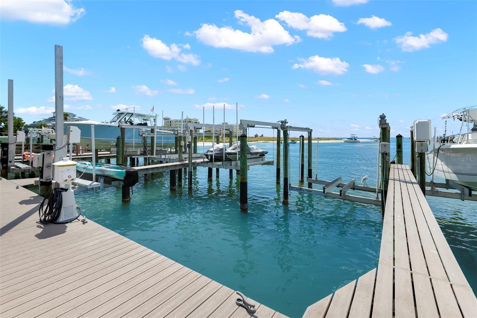 1100 PINELLAS BAYWAY S I4