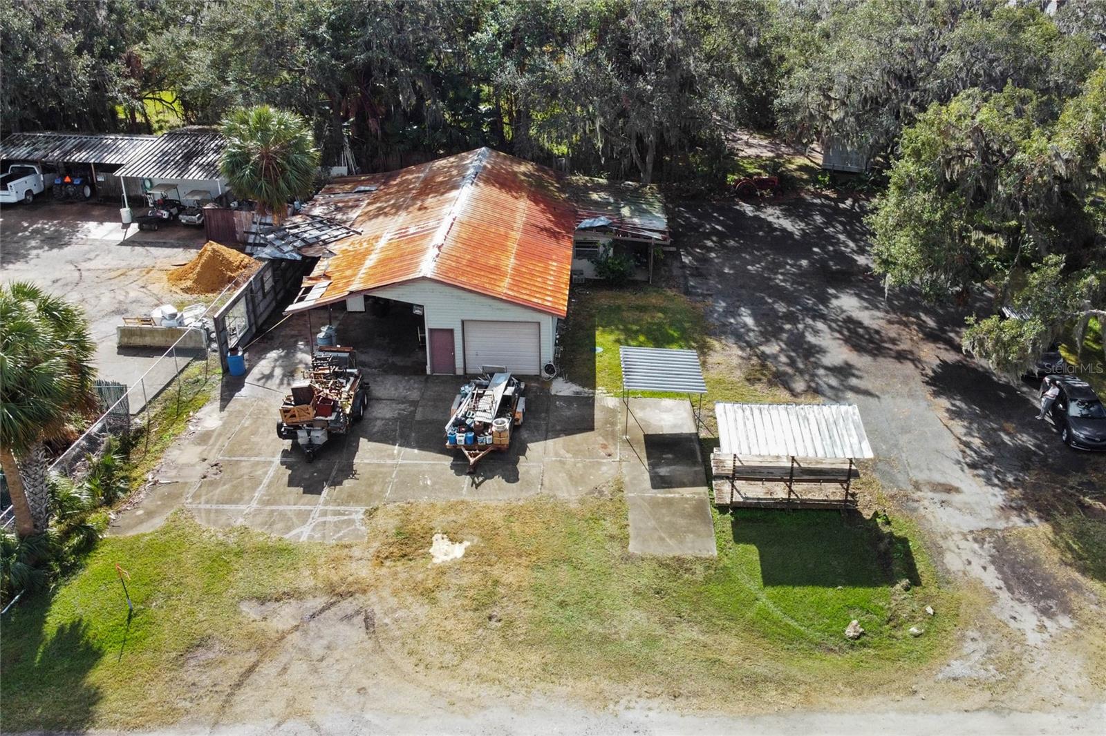 Main image without alt text