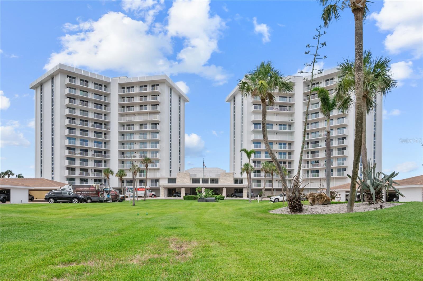 SNOW BIRDS WELCOME!
Fully Furnished and turnkey, immaculate 2 bedroom condo at The Islander Club with over 40 foot terrace.
Renters have access to private beach and all ammenities; Clubhouse and Tennis Courts, New Pool, New Fitness Center, New Saunas.
Islander Club is minutes to grocery, convenience stores, restaurants, The Longboat Key Club and a short distance to world famous St. Armands Circle!!!
Available in September for 1 month. THREE MONTH MINIMUM after October through March 2026