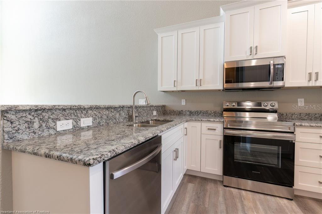 KNICKERBOCKER MANOR - Land