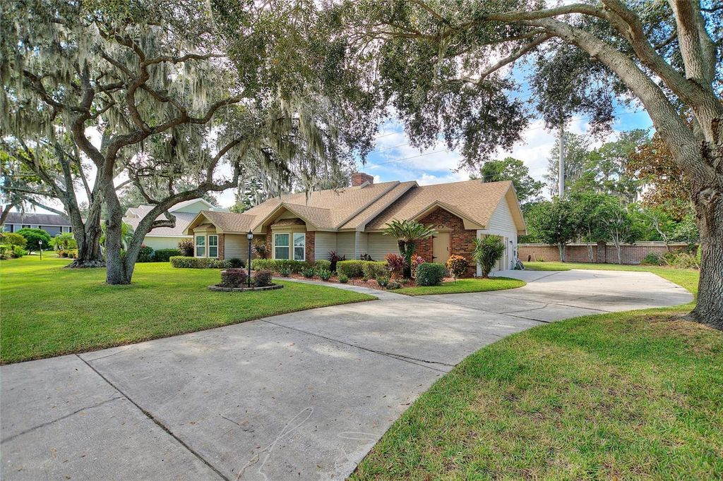 Photo of 20 Bridgewater Drive, Winter Haven, FL 33884 (MLS # P4937167)