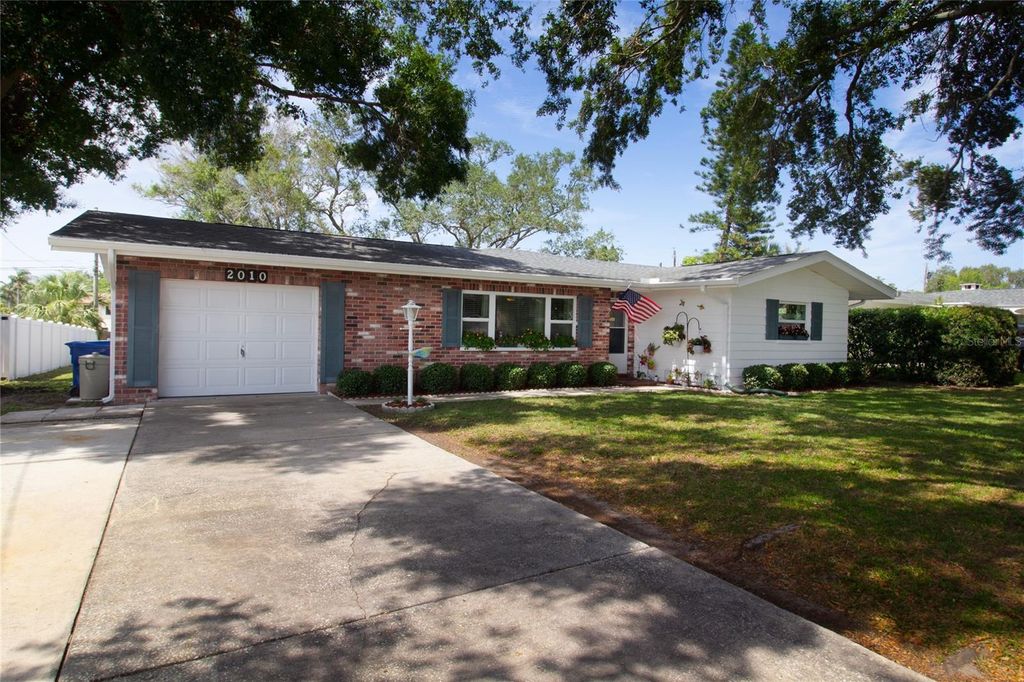 Photo of 2010 6th Avenue SW, Largo, FL 33770 (MLS # TB8394873)