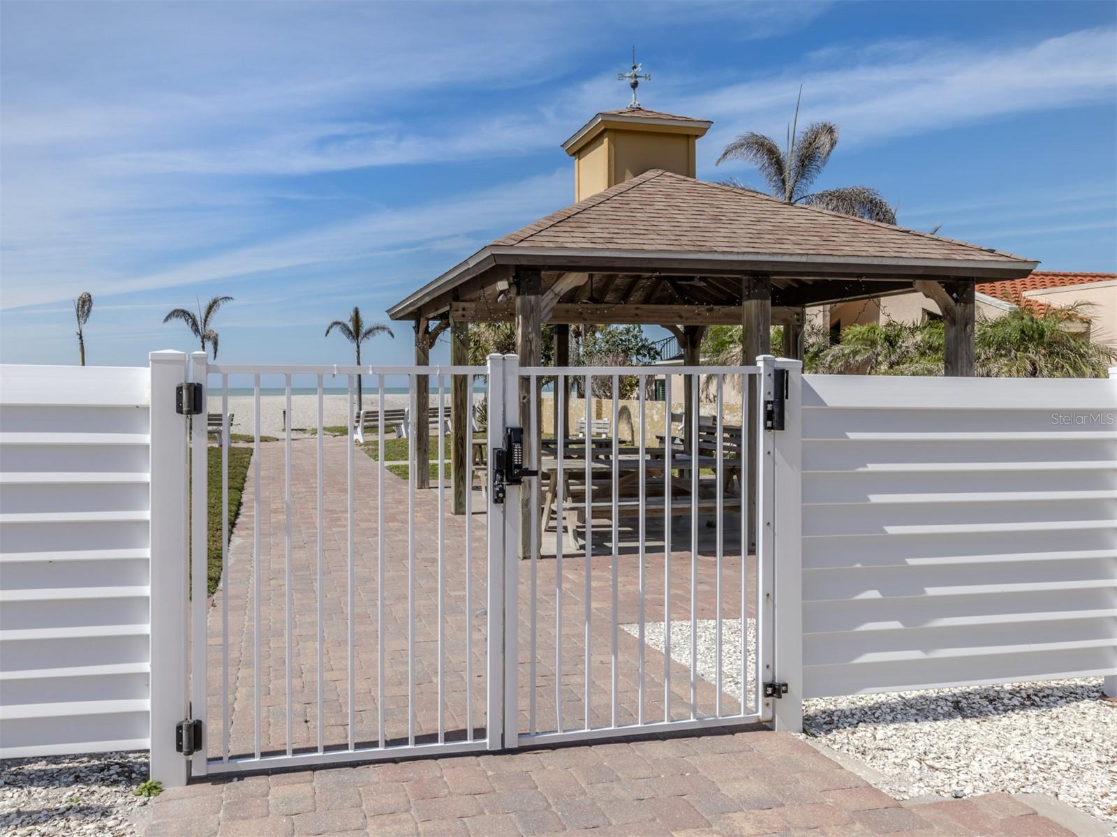 GOLDEN BEACH - Residential Income