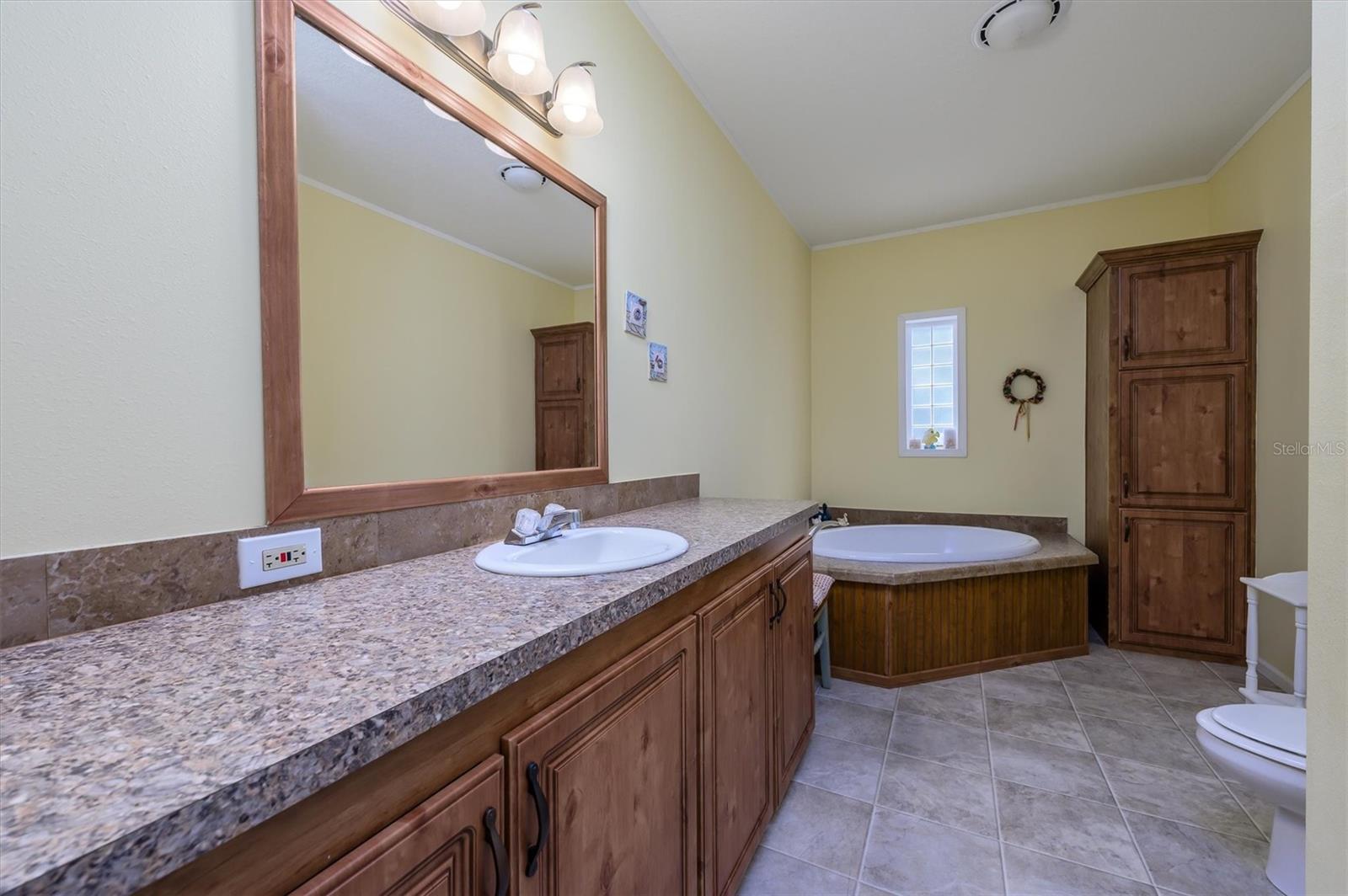 LAKESIDE ESTATES - Residential